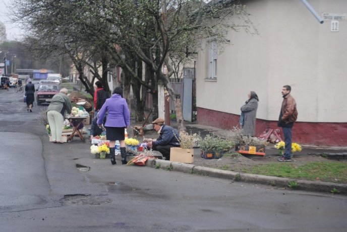 Стихійна торгівля в Мукачеві: влада бачить вибірково (ФОТОРЕПОРТАЖ) – 10
