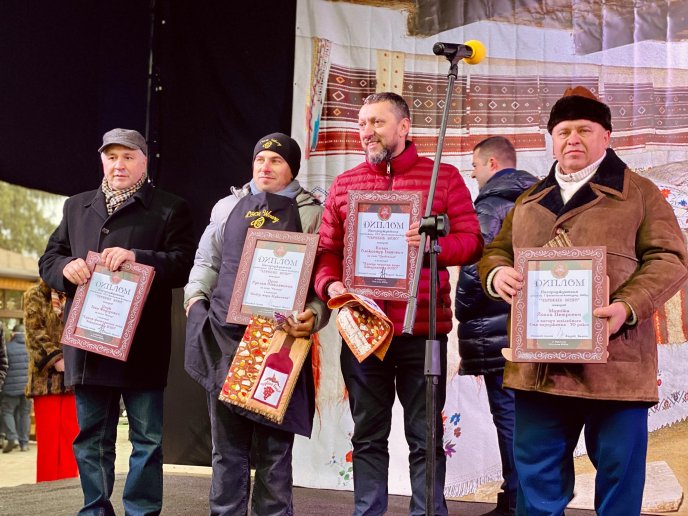 В Мукачеві нагородили переможців фестивалю «Червене вино-2020» – 04 В Мукачеві нагородили переможців фестивалю «Червене вино-2020» – 04