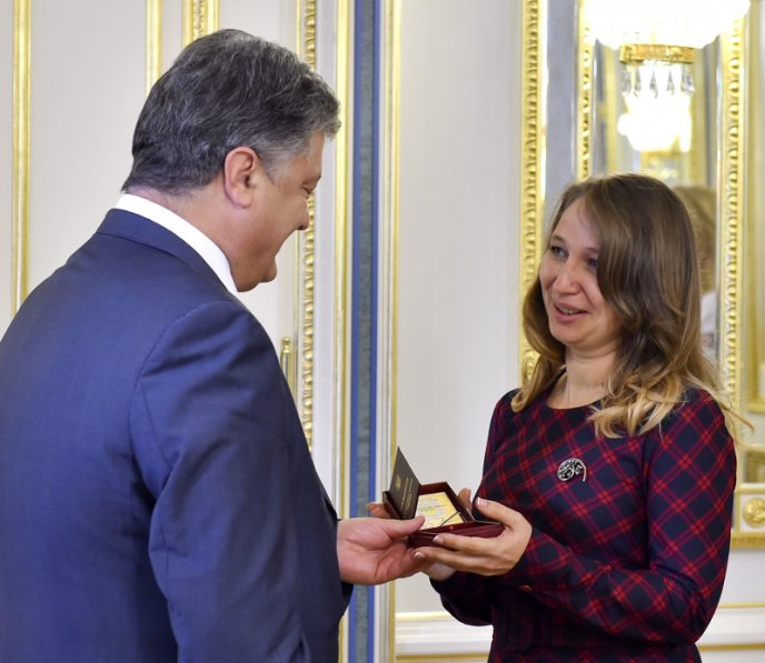 Президент України присвоїв звання Заслуженого вчителя України берегівчанці Віолетті Македон – 04