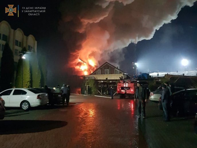 Рятувальники показали фото нищівної пожежі в готелі – 01