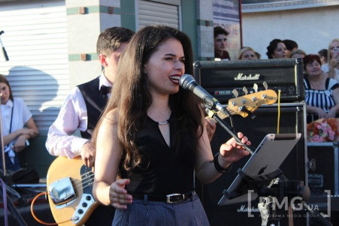 Мукачівські випускники станцювали прощальний вальс у центрі міста – 24