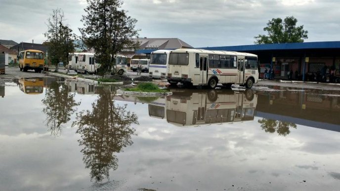 Як у Мукачеві на автостанції після вчорашньої зливи автобуси "плавали" – 03