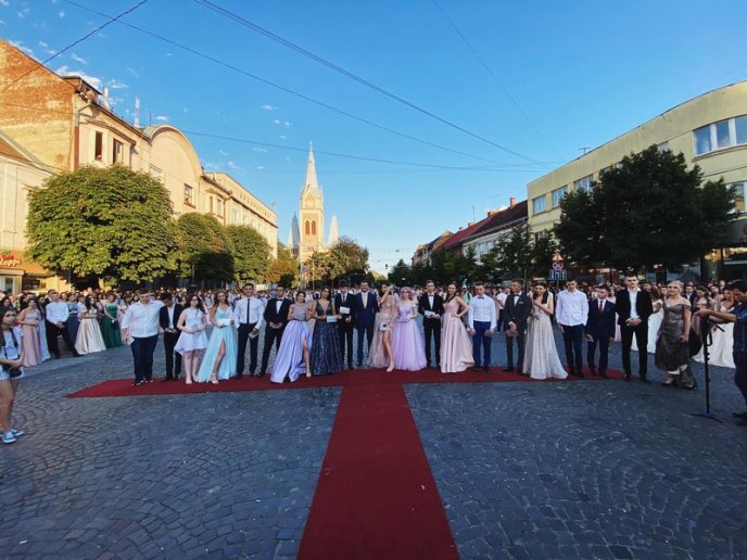 Парад випускників 2020: фото зі святкового дійства – 07