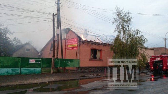 У мікрорайоні Паланок вогонь повністю знищив дах одного із будинків (ФОТО) – 01