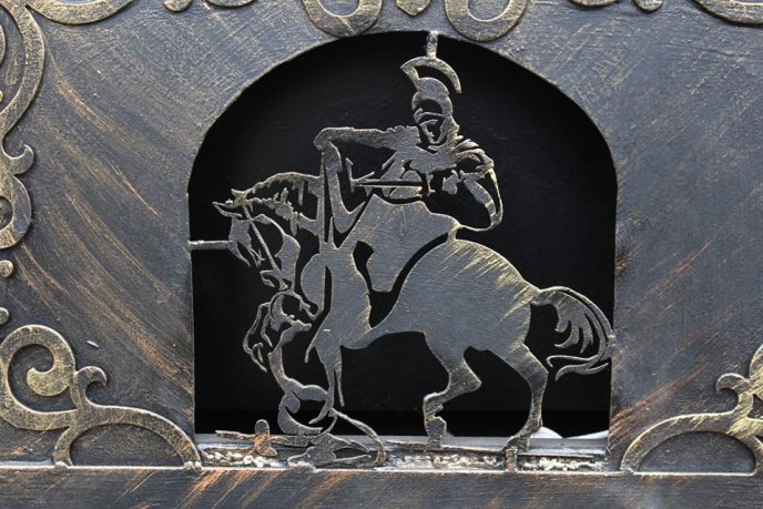 У Мукачеві біля ратуші з’явилась кована поштова скринька – 03