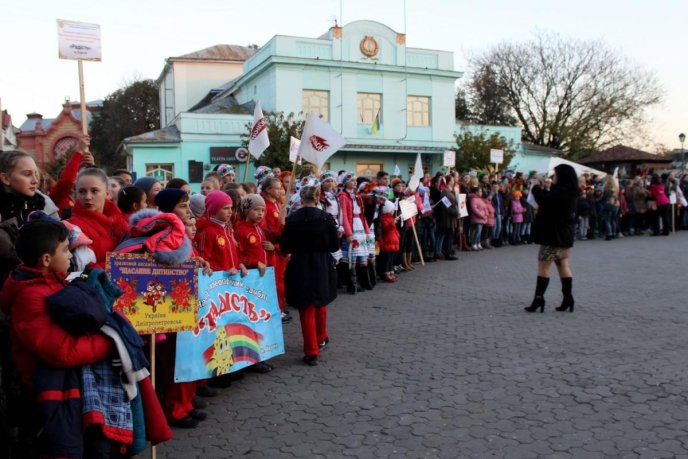 В Ужгороді стартували масштабні творчі змагання "Яскрава країна", в яких задіяно понад 1200 учасників – 01