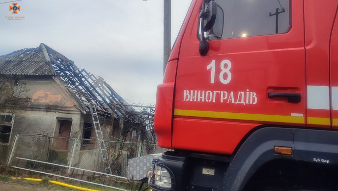 На Берегівщині чоловік виніс із палаючого будинку 78-річну жінку – 01