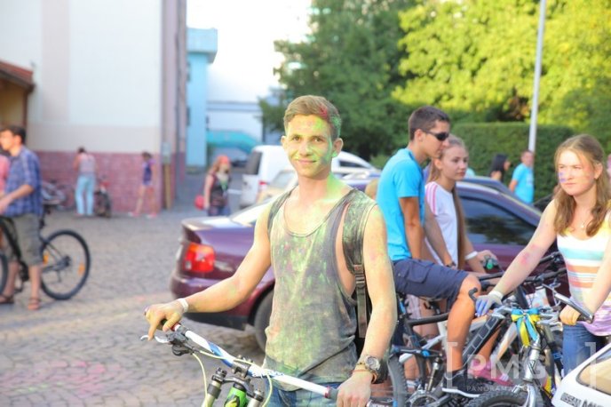 Велозаїзд у День Незалежності України та "кольоровий" флешмоб у Мукачеві: як це було – 35