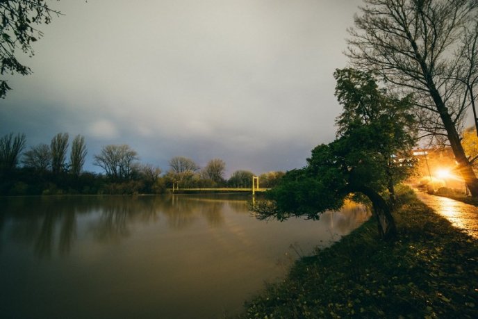 Страхітлива краса: фотограф зафіксував, як в Ужгороді виглядав паводок вночі  – 10