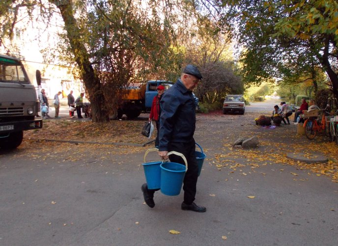 Черги за водою у Мукачеві: люди обурені та жаліються на владу – 04
