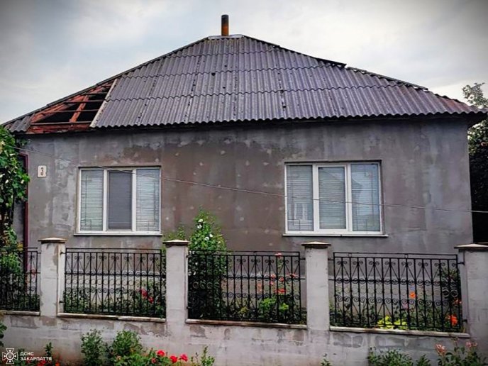 Повалені дерева, пошкоджені дахи, знеструмлені села: наслідки негоди на Закарпатті – 06