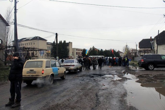 Після доби блокування на Виноградівщині розпочали ремонт дороги  – 06