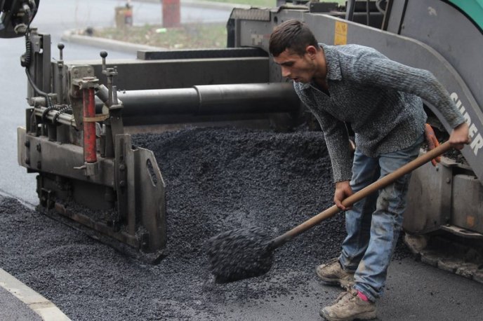 У Мукачеві асфальтують проїзд на Росвигівській – 03