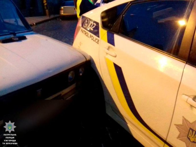 П’яний водій в’їхав у автомобіль патрульних поліцейських – 01