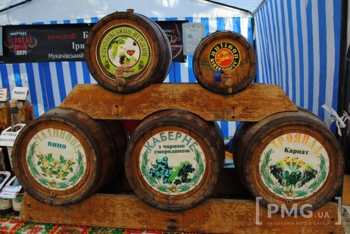 День Святого Мартина у Мукачеві: ціни на вино, шашлик та інші смаколики – 06