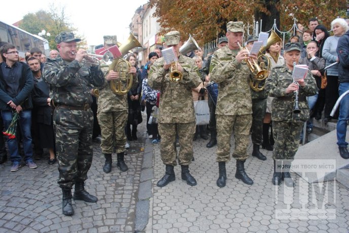 Сум, плач та сльози: Мукачево попрощалось з героєм-земляком (ФОТОРЕПОРТАЖ) – 02