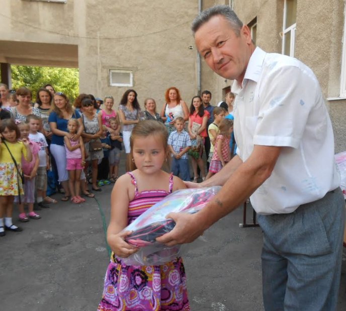 Майбутні першокласники Рахівщини отримали шкільні ранці та набори для навчання – 09