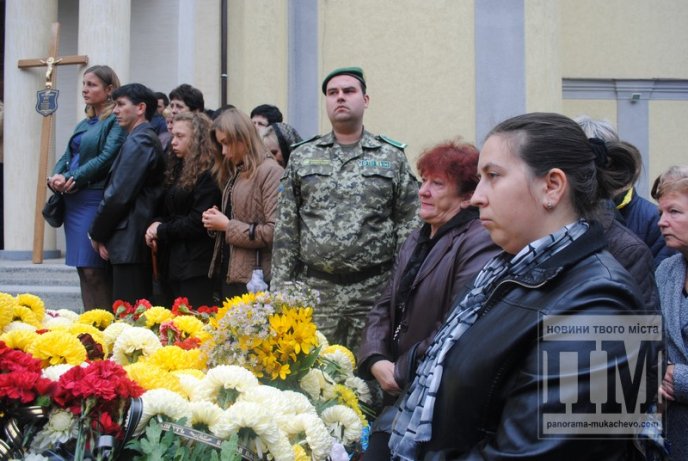 Сум, плач та сльози: Мукачево попрощалось з героєм-земляком (ФОТОРЕПОРТАЖ) – 05