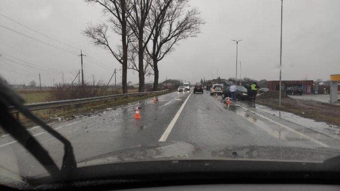 На Ужгородщині лоб у лоб зіткнулись дві машини – 03