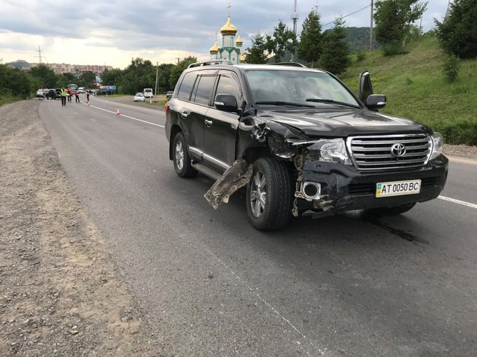 У Мукачеві сталась ДТП: "Toyota Land Cruiser" протаранила "десятку", всередині якої були діти – 04
