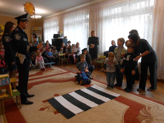 Правоохоронці Мукачева вчили дошкільнят правилам дорожнього руху – 07