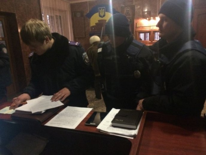 У Мукачівському міськрайонному суді відбувся інцидент за участі громадських активістів – 01