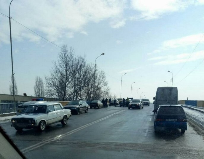 Аварія у Мукачеві: на мосту зіткнулося кілька машин – 04