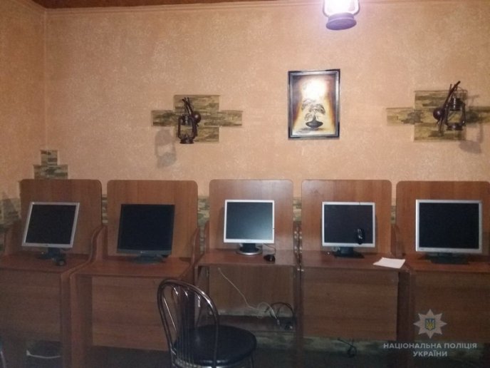Поліція разом із активістами припинила діяльність ігрового залу – 01