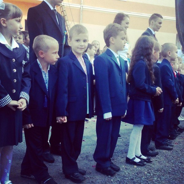 Шкільний фотоальбом: як учні Мукачева 1 Вересня відзначали (ФОТОРЕПОРТАЖ) – 41