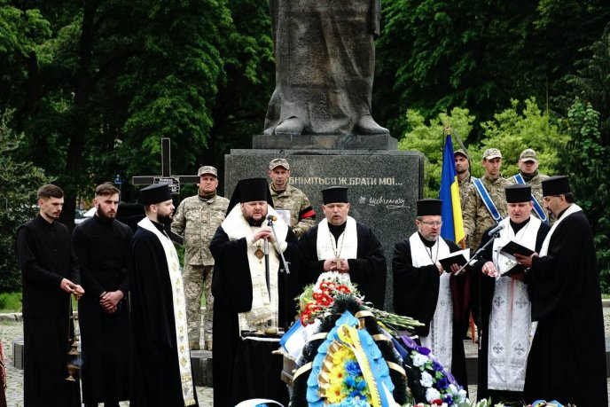 В Ужгороді поховали Героя, який минулого року мобілізувався та пішов захищати Україну – 05 В Ужгороді поховали Героя, який минулого року мобілізувався та пішов захищати Україну – 05