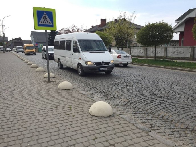 На кількох вулицях Мукачева з’явилися паркувальні півсфери – 01