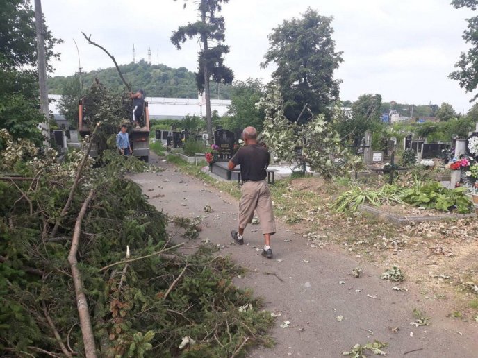 У Мукачеві взялися впорядковувати територію кладовища – 08