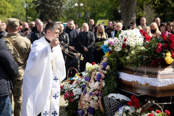 Назавжди залишиться у серцях: сьогодні закарпатці прощалися з 36-річним Героєм – 07 Назавжди залишиться у серцях: сьогодні закарпатці прощалися з 36-річним Героєм – 07