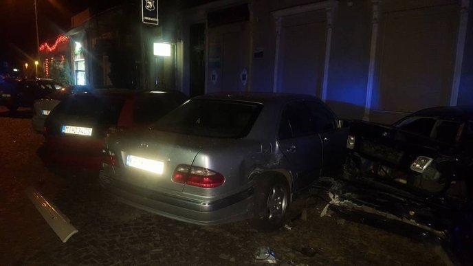 В Ужгороді водій протаранив п’ять автівок, в’їхав у терасу кафе і втік з місця ДТП – 04