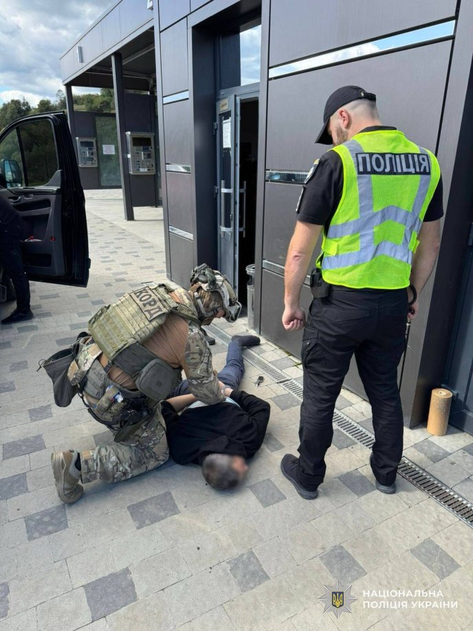 Затримання провели на автомийці: що трапилось в області – 01 Затримання наркоторговця