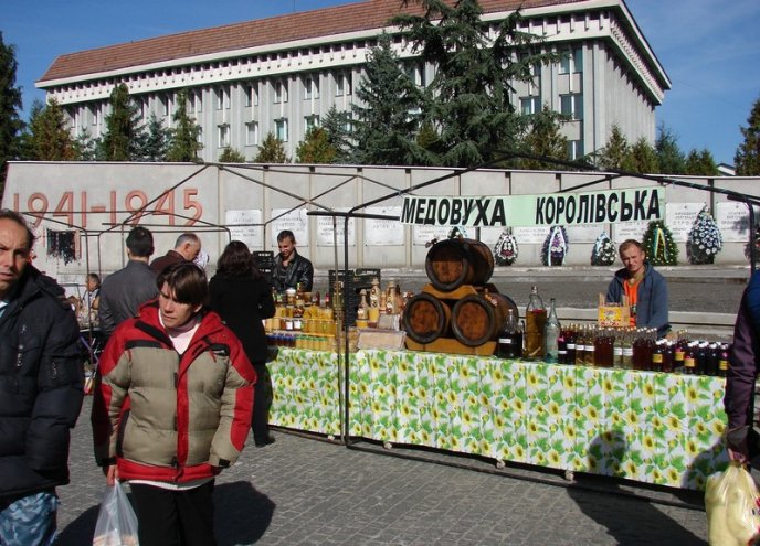 У Хусті розпочався фестиваль меду та вина «Срібні джерела» – 01