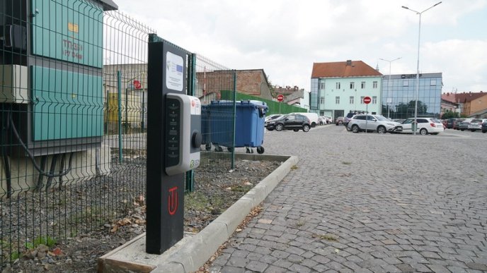 У Мукачеві встановили зарядний пристрій для електроавтомобілів – 02