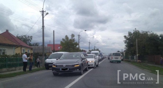Через аварію у Ракошині утворилися величезні затори – 01 Через аварію у Ракошині утворилися величезні затори – 01