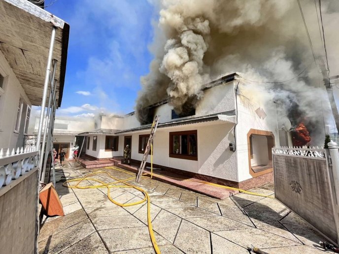 У закарпатському селі вирувала масштабна пожежа – 01