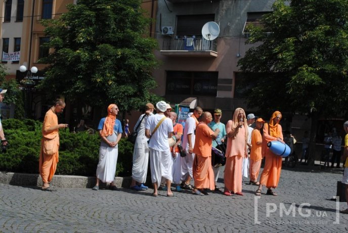 Кришнаїти пройшлись Мукачевом, прославляючи свого духовного наставника – 16