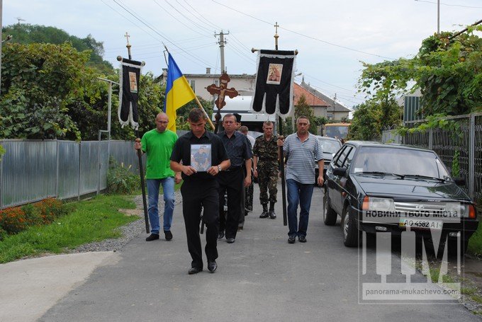 Клячаново у жалобі: односельчани прощались з Героєм, який загинув у зоні АТО (ФОТОРЕПОРТАЖ) – 09