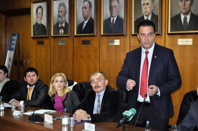 В УжНУ обговорили дієву платформу співпраці бізнесу та освіти – 02