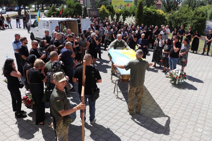 Поховали військового, який воював із перших днів повномасштабного вторгнення – 02 У Мукачеві поховали полеглого воїна