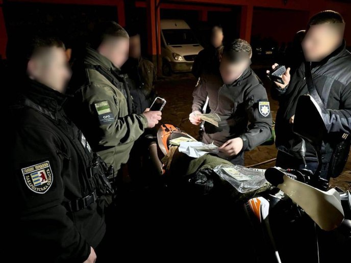 Поліція розповіла про затримання організатора каналу з переправлення чоловіків за кордон – 04 Поліція розповіла про затримання організатора каналу з переправлення чоловіків за кордон – 04