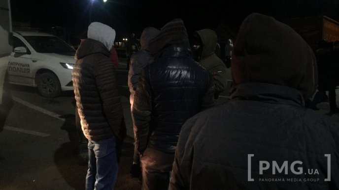 Активісти продовжують перекриття траси "Київ-Чоп" у Нижніх Воротах – 02