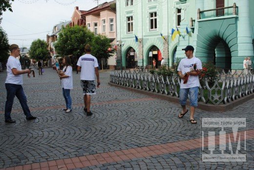 Активісти "Українського вибору" в центрі Мукачева роздають георгіївські стрічки, вітальні листівки та квіти (ФОТОФАКТ) – 01 Активісти "Українського вибору" в центрі Мукачева роздають георгіївські стрічки, вітальні листівки та квіти (ФОТОФАКТ) – 01