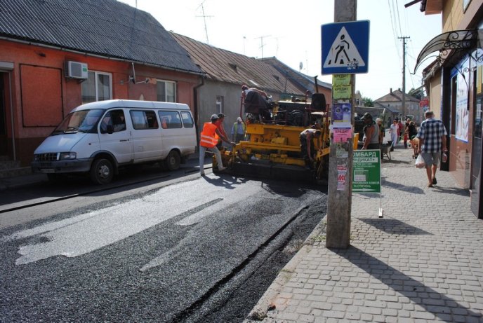 В Мукачеві асфальтують вулицю Івана Франка (ФОТО) – 07
