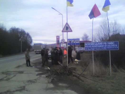 За кілька кілометрів від Нижніх Воріт стоять близько 14 російських вантажівок – 01 За кілька кілометрів від Нижніх Воріт стоять близько 14 російських вантажівок – 01