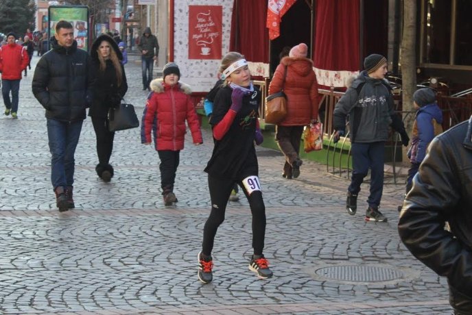 Мукачівці влаштували вулицями міста новорічний забіг – 09