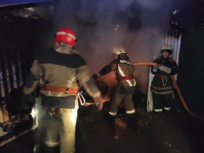 Ввечері згорів гараж, в якому були два автомобілі – 01